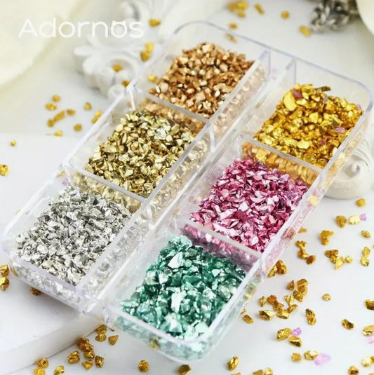 6 rekeszes doboz zúzott üvegkő – fémes színű gyantaöntő töltőanyag ékszerkészítéshez, DIY dekorációhoz