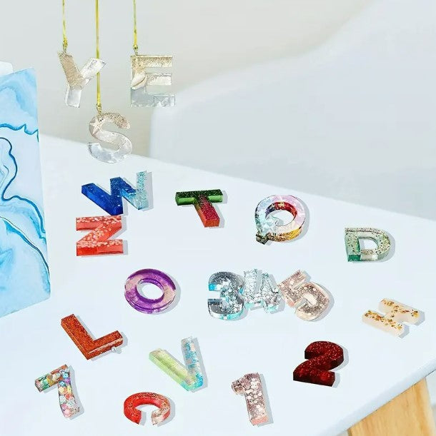 Ábécé és szám szilikon öntőforma – DIY gyanta medálokhoz, kulcstartókhoz, agyag kézműves termékekhez (kulcskarikák nélkül)